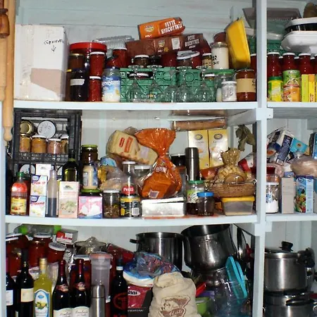 לינה וארוחת בוקר Lili *