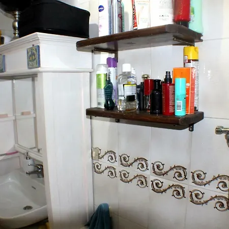 לינה וארוחת בוקר Lili